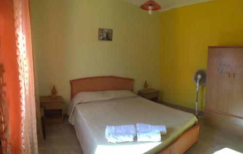 a bedroom with a bed with two towels on it at Appartamento in centro in Lampedusa