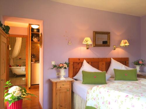 ein Schlafzimmer mit 2 Betten und ein Badezimmer in der Unterkunft ALPENGRUSS Apartment - Zimmer in Seefeld in Tirol
