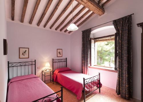 福洛尼卡的住宿－Il Martellino，卧室设有两张床,带窗户