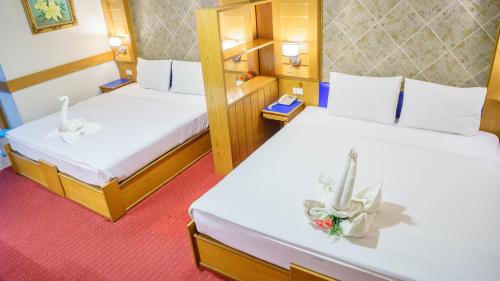 a room with two beds in a train at โรงแรมศิริโฮเต็ล Sirihotel Korat in Nakhon Ratchasima