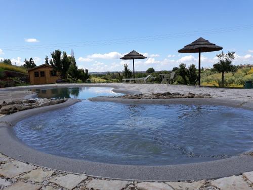 Bazén v ubytování angolo di paradiso nebo v jeho okolí