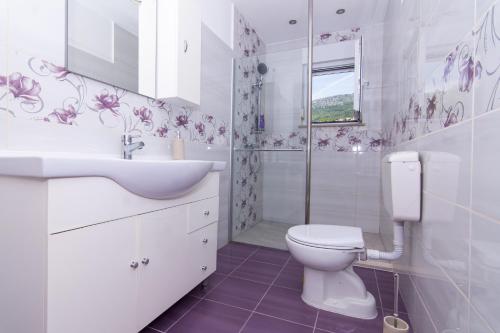 A bathroom at Apartmani Dolores
