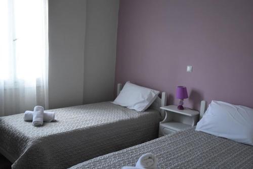 1 dormitorio con 2 camas con animales de peluche en Rodi Retro en Nauplia