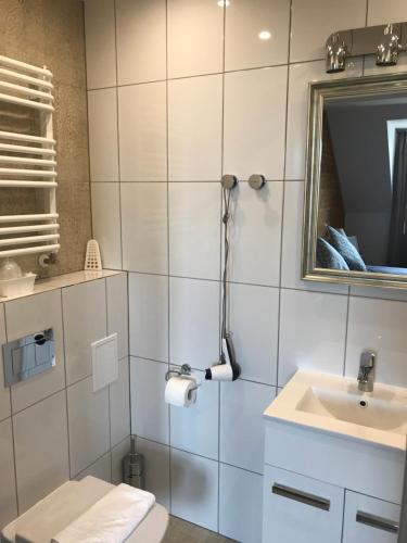 łazienka z toaletą i umywalką w obiekcie Pensjonat Krainka w Białowieży