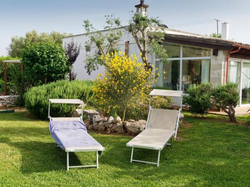 Un jardín fuera de Terra Sessana Ville e Trullo con piscina privata