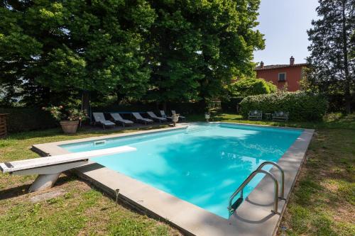 basen na podwórku domu w obiekcie Villa il Rossignolo w mieście Grassina