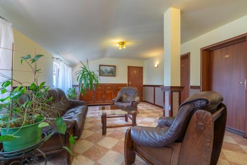 a living room with couches and chairs and a table at Pensjonat Carmen in Szklarska Poręba