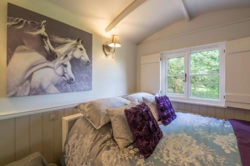 Un pat sau paturi într-o cameră la Thompson Hall Retreat