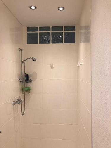 a bathroom with a shower with a glass door at Monteurwohnung am Weinberg in Worms
