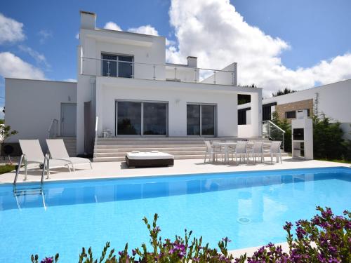 eine Villa mit einem Pool vor einem Haus in der Unterkunft Comfortable villa with private pool in Nadadouro in Nadadouro