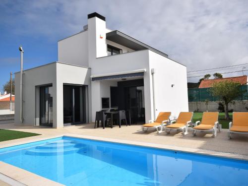 フォス・ド・アレーリョにあるLavish Villa in Foz do Arelho with Private Swimming Poolの家の前にスイミングプールがある家