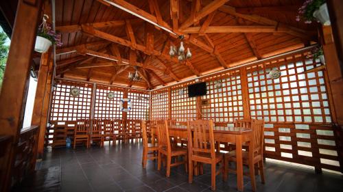 a dining room with a table and chairs in a building at Vila Argentinia (Aria Betul) in Saturn
