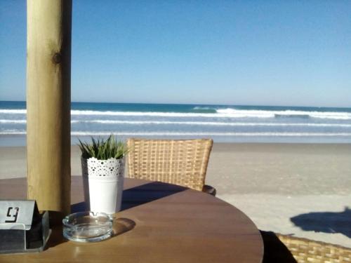 a table with a view of the beach at Aptº ATALAYA , cerca de la Playa in Conil de la Frontera