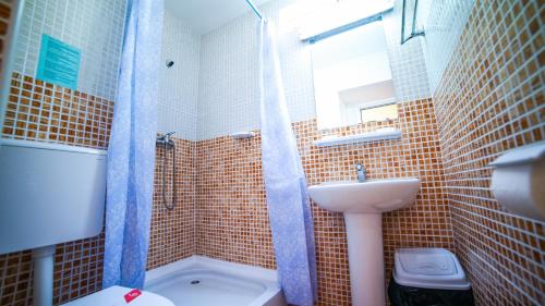 a small bathroom with a sink and a toilet at Vila Argentinia (Aria Betul) in Saturn