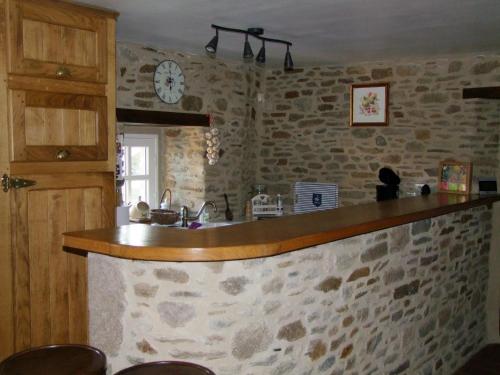 kuchnia z blatem i zegarem na ścianie w obiekcie L'Tas De Cailloux w mieście Cancale