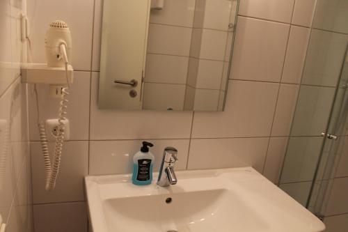 Bilik mandi di Hotel am Viktualienmarkt