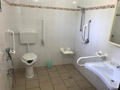 a bathroom with a toilet and a sink at Villaggio Turistico Malibuù in Manduria