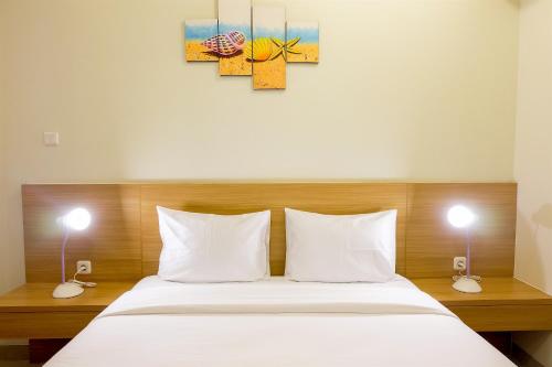 Postel nebo postele na pokoji v ubytování Comfy Studio Mustika Golf Apartment By Travelio