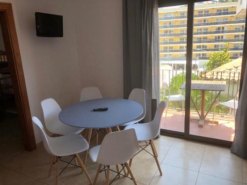 リョレート・デ・マルにあるApartamentos AR Caribeのバルコニー付きの客室で、テーブルと椅子が備わります。