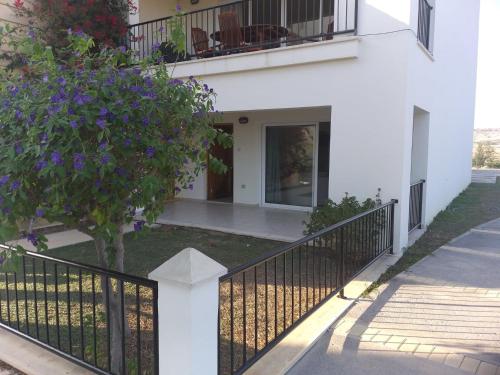 a white house with a black fence and a tree at Sunrise Beach Club (Hera B6@) in Kalecik