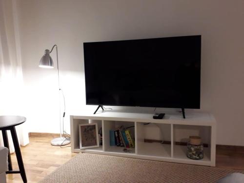 TV de pantalla plana en un centro de entretenimiento blanco en La Dolce Vita, luxury in the absolute center, en Burgas