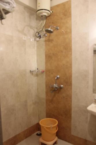 un bagno con doccia, wc e lavandino di Hotel Safari a Jaipur