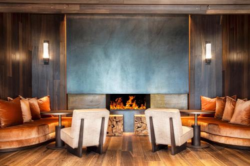 a lobby with two tables and a fireplace at Jiva Hill Resort - Genève in Crozet