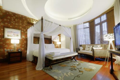 a bedroom with a canopy bed and a couch at Goot Resorts in Riyadh