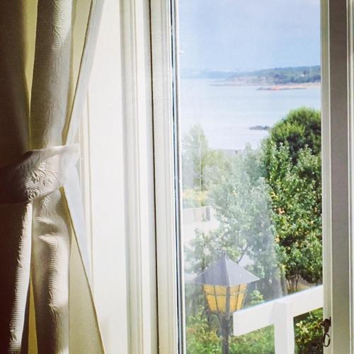 a window with a view of the ocean at Sandkaas Badehotel in Allinge