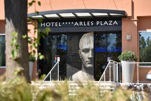 アルルにあるオテル アルル プラザのホテルダス広場の看板のある建物