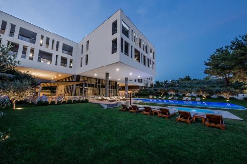 einen Blick nach außen auf ein Gebäude mit einem Pool in der Unterkunft Hotel Salona Palace in Solin