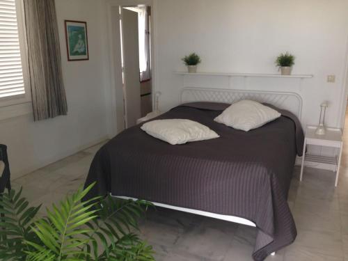 ein Schlafzimmer mit einem Bett mit zwei Kissen darauf in der Unterkunft Casa Janni in Puerto de la Cruz