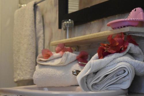 y baño con aseo y toallas en un lavabo. en Residence Panorama, en Ain Draham