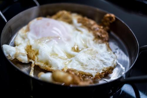 a fried egg in a pan on a stove at Parador de Cuenca in Cuenca
