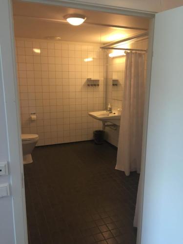 StorjordaにあるBeiarn kro og Hotellのバスルーム(洗面台、トイレ、鏡付)
