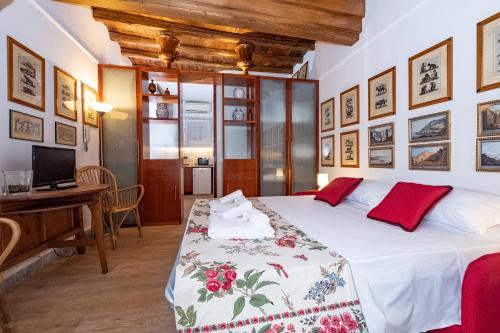 Campo de' Fiori Cozy Nest في روما: غرفة نوم بسرير ومكتب في غرفة