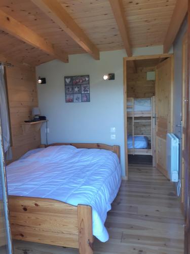 Ένα ή περισσότερα κρεβάτια σε δωμάτιο στο Le chalet du Brabant