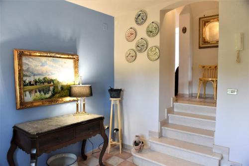 a room with a table and a painting on the wall at Il Paradiso dei nidi in Gioia del Colle