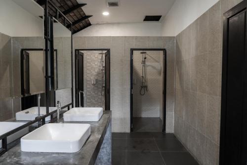 ein Badezimmer mit zwei Waschbecken und einer Dusche in der Unterkunft Atlas Valley in Pai