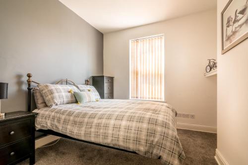 1 dormitorio con cama y ventana en PLATFORM Avenues Apartment 2 en Hull