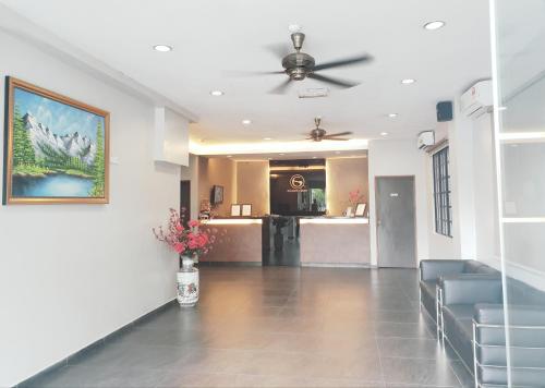 a waiting room with a ceiling fan and a lobby at Golden Court Hotel - Tun Abdul Razak in Johor Bahru