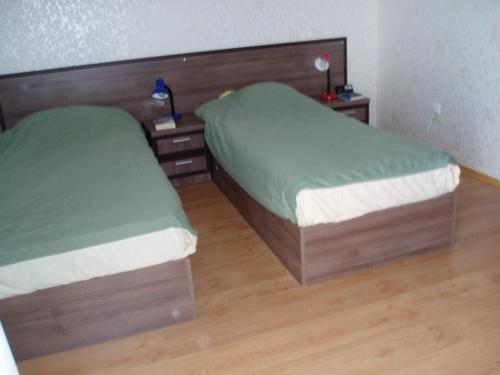 Camera con 2 letti singoli e pavimenti in legno. di Apartment Rutland Beach a Ravda