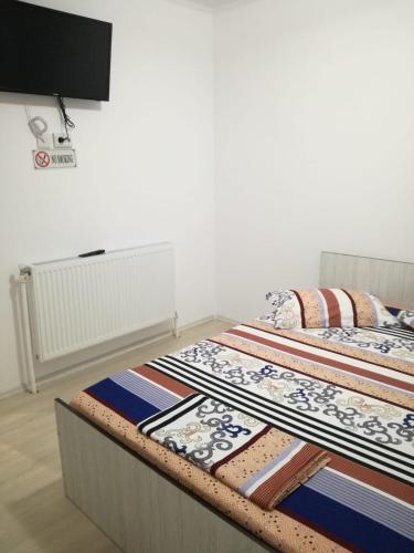 two beds sitting next to each other in a room at Yraida's house Constanta in Constanţa