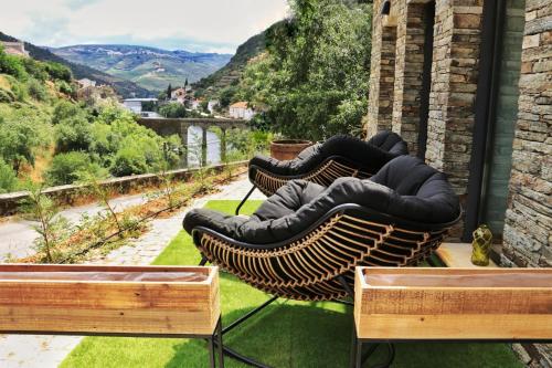 un grupo de sillas sentadas en la parte superior de un patio en Dois Lagares House, en Pinhão