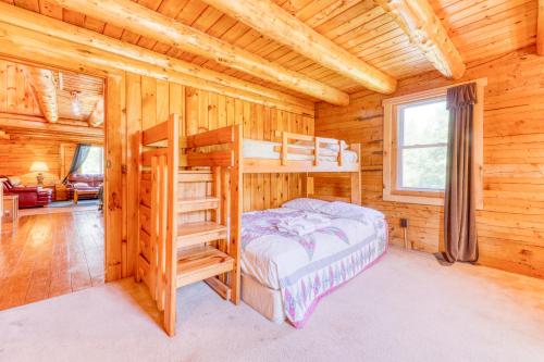 Poschodová posteľ alebo postele v izbe v ubytovaní Twin View Log Home