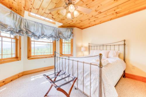 Ένα ή περισσότερα κρεβάτια σε δωμάτιο στο Garfield's Grand View