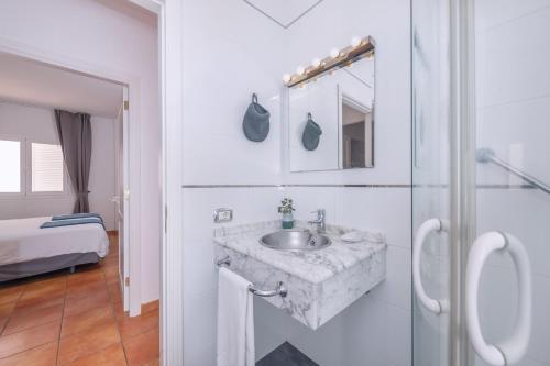 La salle de bains est pourvue d'un lavabo en marbre et d'un lit. dans l'établissement AD Alberto Dorner - Modern, à Icod de los Vinos