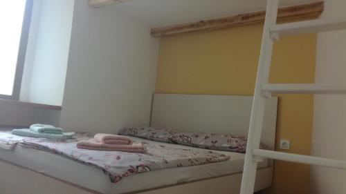 1 Schlafzimmer mit 2 Etagenbetten und einer Leiter in der Unterkunft Apartment Lana in Izola