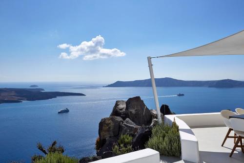a view of the ocean from a villa at Villa Etheras in Firostefani