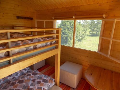 Двох'ярусне ліжко або двоярусні ліжка в номері Kastani Camping